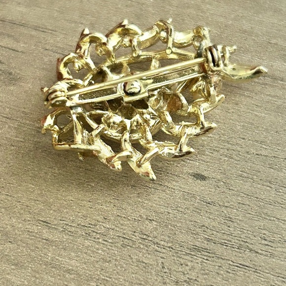 Vintage style Gold and Pearl Leaf Brooch - Picture 5 of 5